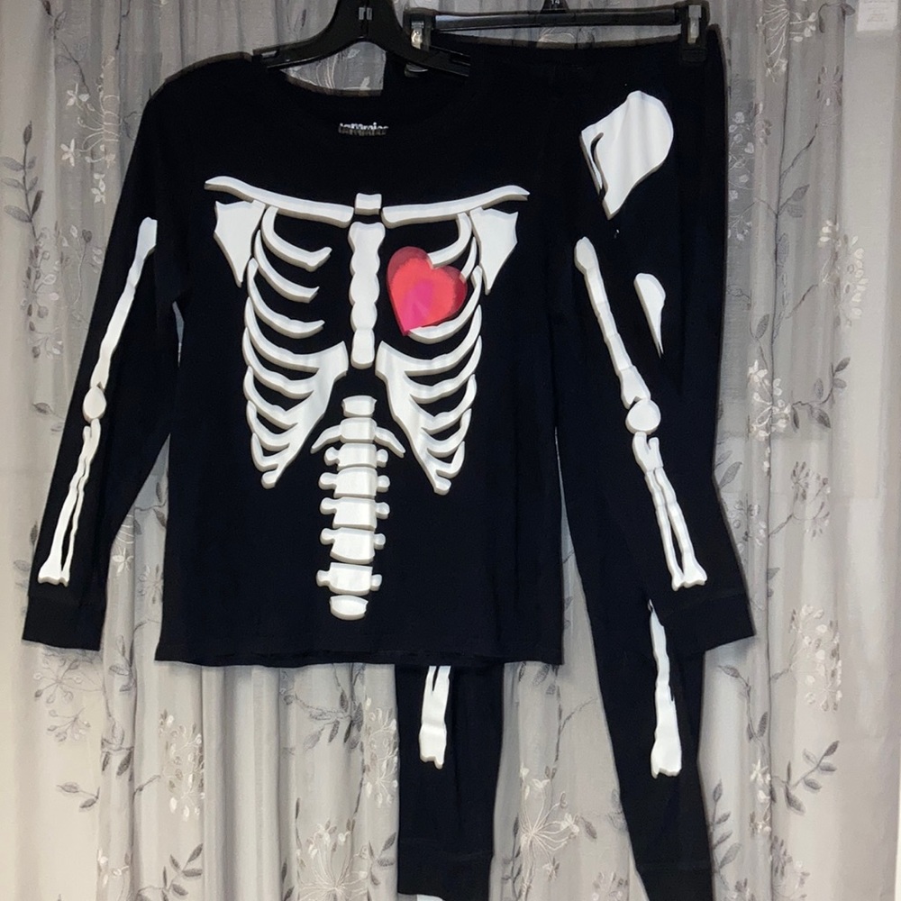 2 piece set of skeleton Jammie’s with heart ❤️ size S women’s or xl in girls